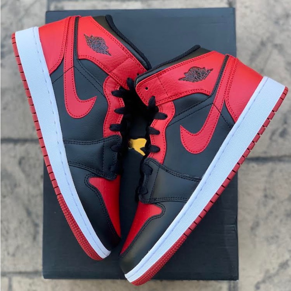 Jordan 1 mid banned size 4Y / women’s 5.5